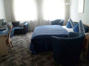 Minibar, in-room safe, desk, iron/ironing board - Hotel Novalis (Berlin)