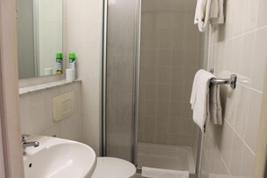 Dutxa, articles de tocador gratuïts, assecador de cabells i tovalloles 