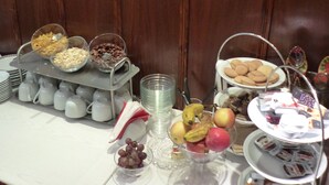 A buffet table with various food items and beverages. - Hotel Novalis (Berlin)