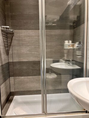 Shower, free toiletries, hair dryer, slippers - Hotel Erdarelli (Rome)