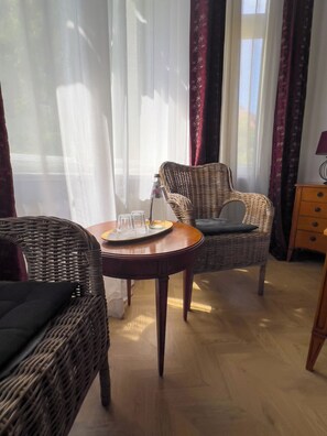 Chambre Triple | Décoration personnalisée, rideaux occultants, lits bébé (gratuits)