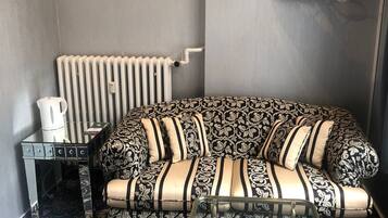 Deluxe-Doppel- oder -Zweibettzimmer, Nichtraucher, eigenes Bad | Allergikerbettwaren, Schreibtisch, kostenloses WLAN, Bettwäsche