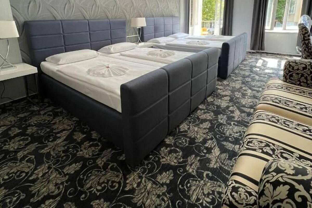 Business Quadruple Room | Hypo-allergenic bedding available, desk, WiFi (free), bed sheets