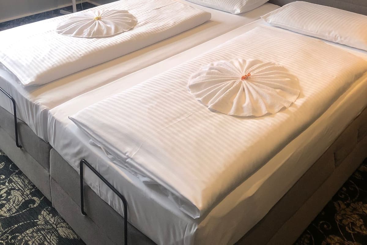 Habitación Deluxe con 1 cama matrimonial o 2 individuales, para no fumadores, baño privado | Ropa de cama hipoalergénica, escritorio, wifi gratis y ropa de cama
