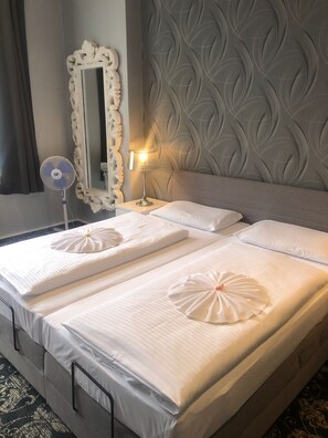 Deluxe kamer, 1 twee- of 2 eenpersoonsbedden, niet-roken, privébadkamer | Hypoallergeen beddengoed, een bureau, gratis wifi, beddengoed
