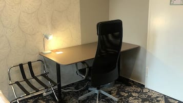 Basic Single Room | Hypo-allergenic bedding, desk, free WiFi, bed sheets