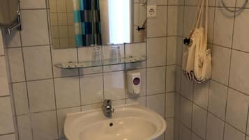 Phòng đôi hoặc 2 giường đơn Deluxe, không hút thuốc, phòng tắm riêng | Phòng tắm | Buồng tắm vòi sen, đồ dùng nhà tắm miễn phí, máy sấy tóc, khăn tắm