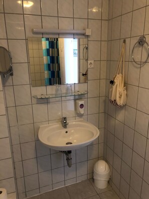 Deluxe Double or Twin Room, Non Smoking, Private Bathroom | Bathroom | Shower, free toiletries, hair dryer, towels - Gasteiner Hof (Berlin)