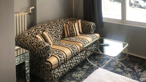Deluxe Double or Twin Room, Non Smoking, Private Bathroom | Hypo-allergenic bedding available, desk, WiFi (free), bed sheets - Gasteiner Hof (Berlin)