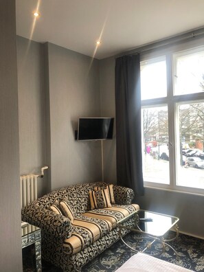 Deluxe-Doppel- oder -Zweibettzimmer, Nichtraucher, eigenes Bad | Allergikerbettwaren, Schreibtisch, kostenloses WLAN, Bettwäsche