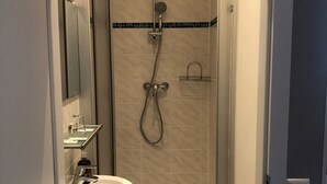 Basic Single Room | Bathroom | Shower, free toiletries, hair dryer, towels - Gasteiner Hof (Berlin)