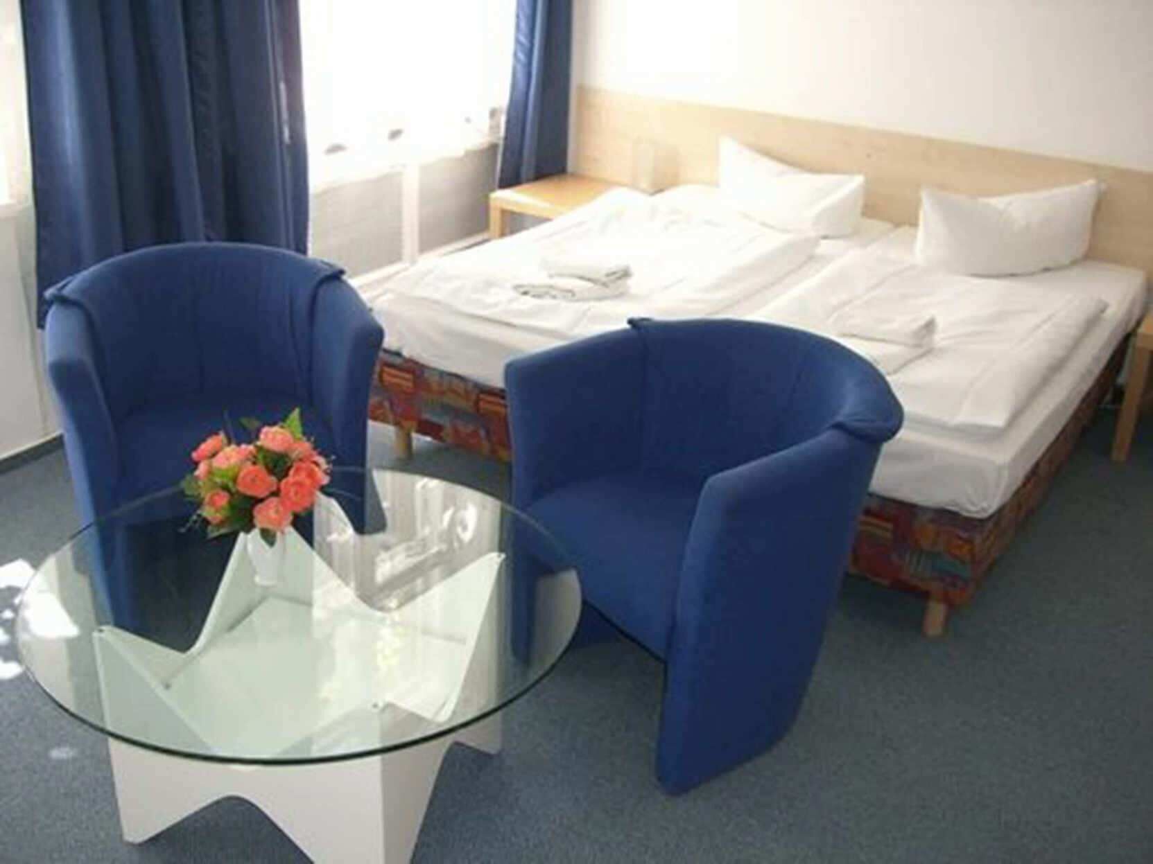 Hypo-allergenic bedding, in-room safe, blackout curtains