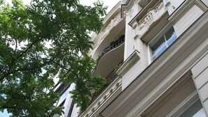 A multi-story building with balconies, large windows, and classical architectural details. - Hotel Seifert Berlin am Kurfürstendamm (Berlin)