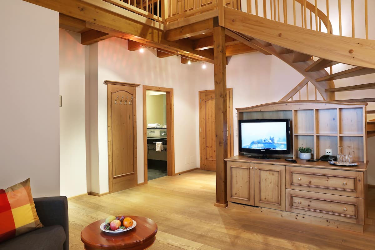 suite, 2 bedrooms | 1 bedroom, minibar, in-room safe, free wifi