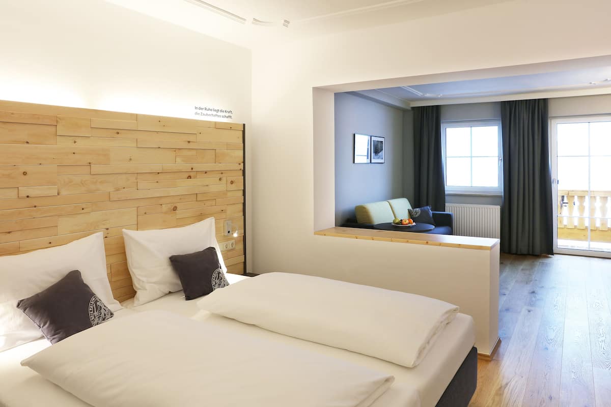 deluxe double room | 1 bedroom, minibar, in-room safe, free wifi