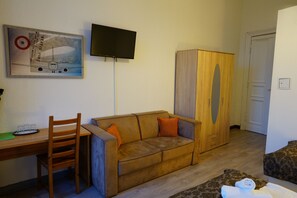 Triple room | Desk, iron/ironing board, cots/infant beds, free WiFi - City Pension Berlin (Berlin)