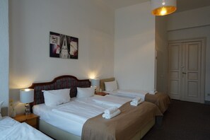 Family Room | Desk, iron/ironing board, cribs/infant beds, free WiFi - City Pension Berlin (Berlin)