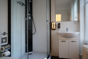 Single room | Banheiro | Chuveiro, secador de cabelo, toalhas de banho, sabonete
