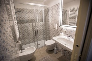 Double Room, Annex Building (Colosseum Charme) | Egyptian cotton sheets, down comforters, memory foam beds, in-room safe - Hotel Grifo (Rome)
