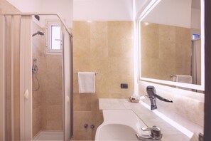 Dusche, kostenlose Toilettenartikel, Haartrockner, Handtücher