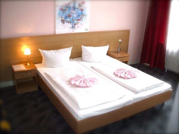 Standard Twin Room | Premium bedding, in-room safe, iron/ironing board (on request) - Hotel Pension Messe (Berlin)