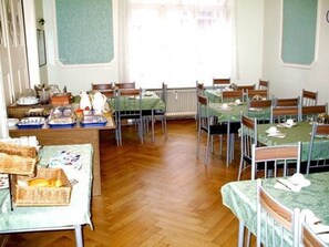 Free daily buffet breakfast - Hotel Pension Messe (Berlin)