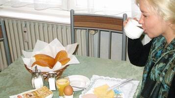 Køleskab, mikrobølgeovn (efter anmodning)