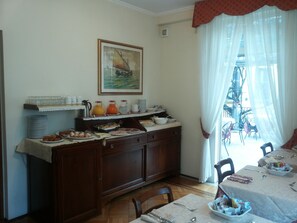 Free daily buffet breakfast