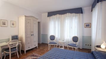 Minibar, in-room safe, desk, iron/ironing board