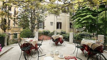 Tempat makan outdoor