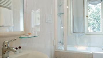 Articles de toilette gratuits, sèche-cheveux, bidet, serviettes fournies