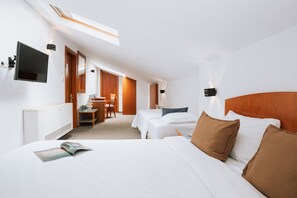 Family Room | In-room safe, desk, free WiFi, bed sheets