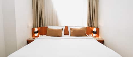 Minibar, caja de seguridad en la habitación y escritorio