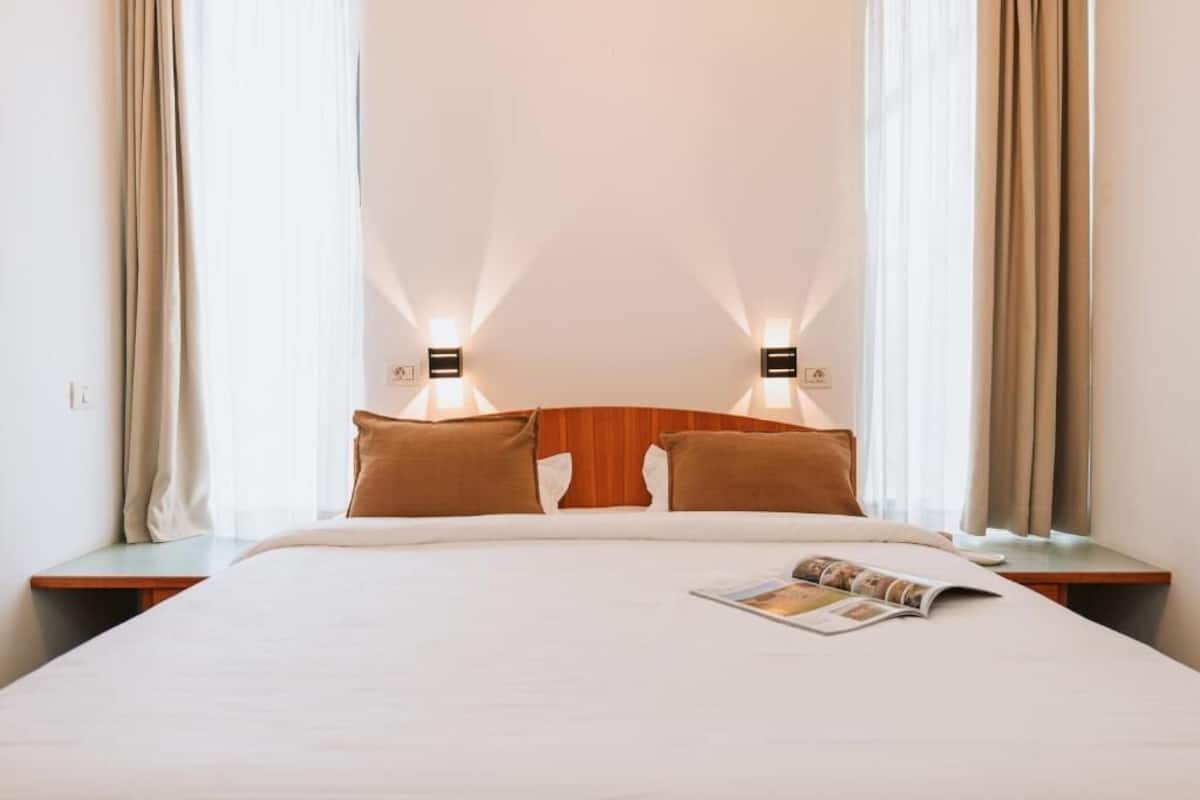 Junior Suite | Minibar, in-room safe, soundproofing, iron/ironing board