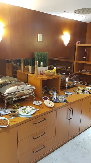 Frukostbuffé varje dag (RON 50 per person)
