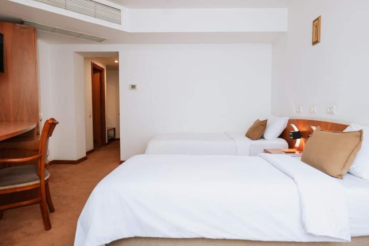 Classic Twin Room | Minibar, in-room safe, soundproofing, iron/ironing board