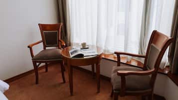 Habitación clásica con 2 camas individuales | Zona de estar | Televisión de 50 cm con canales por cable