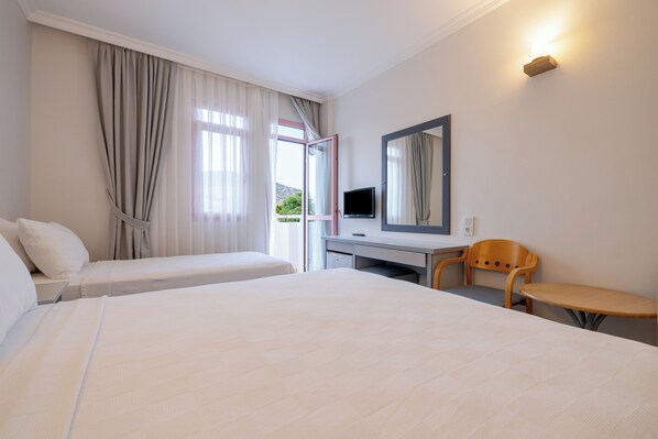 Standard Triple Room | Minibar, desk, iron/ironing board, free WiFi - Hanedan Beach Hotel (Foça)