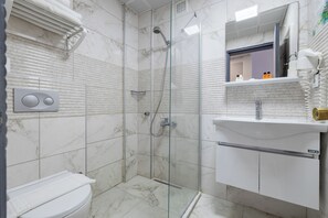 Standard Room | Bathroom | Shower, hair dryer, slippers, towels - Hanedan Beach Hotel (Foça)