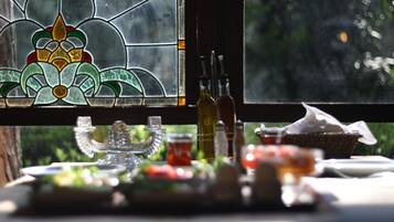 Desayuno de autoservicio incluido todos los días