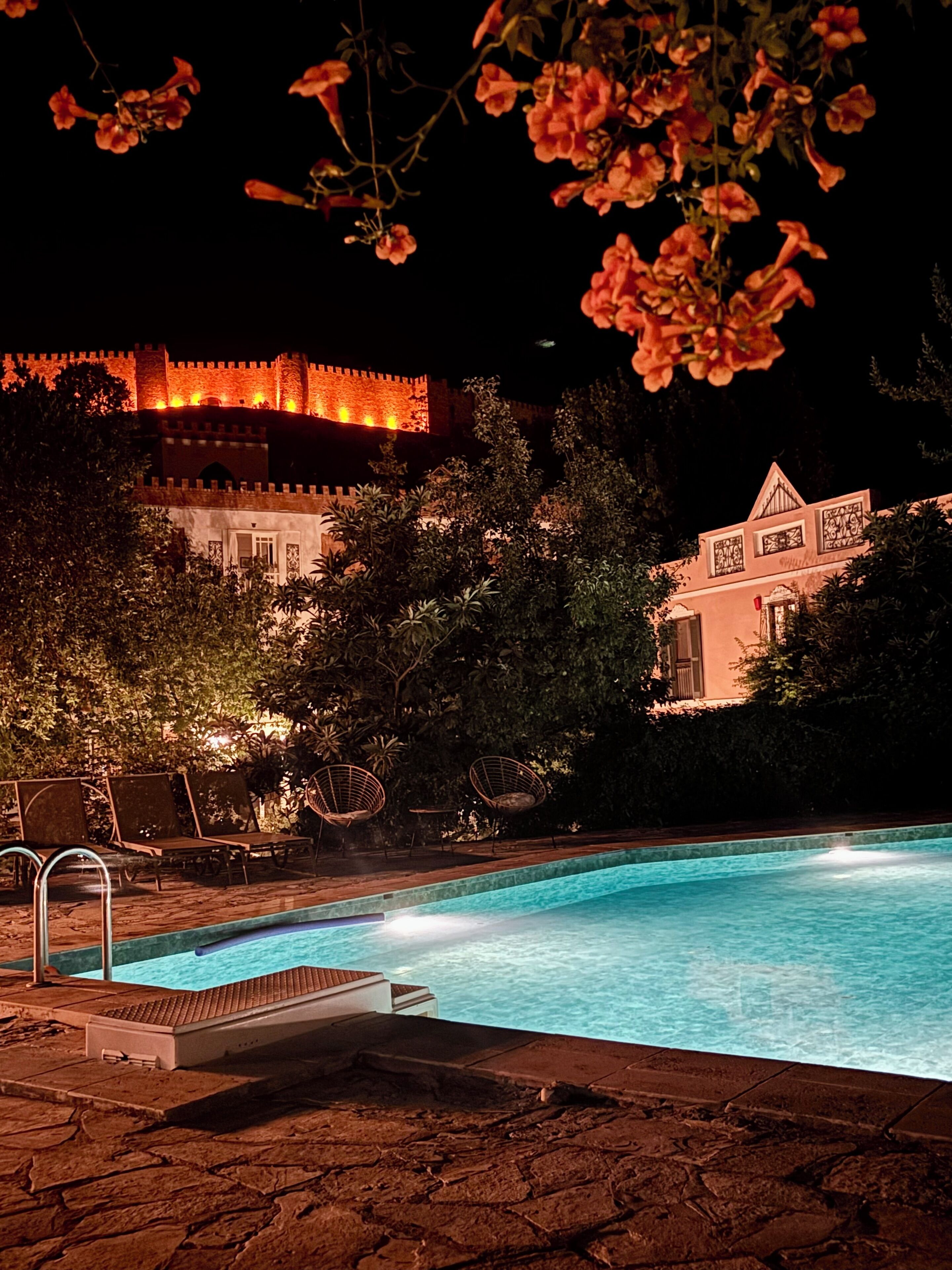 Kolam renang outdoor musiman, dengan payung kolam renang