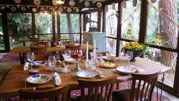 Melayani sarapan, makan siang, makan malam; dengan pemandangan taman