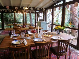 Se sirven desayunos y almuerzos; cocina local; con vista al jardín