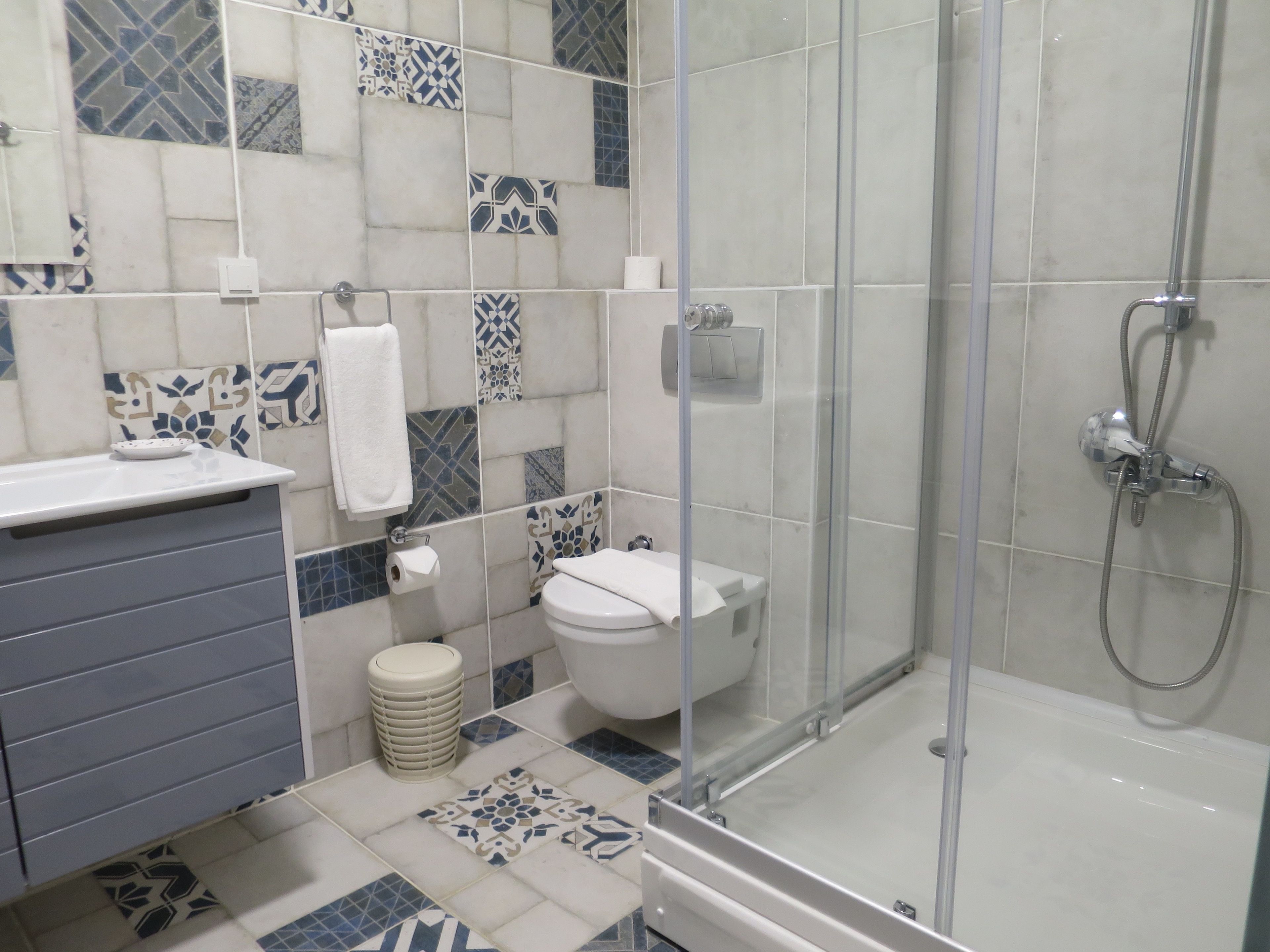 triple room | bathroom | shower, free toiletries, hair dryer, slippers