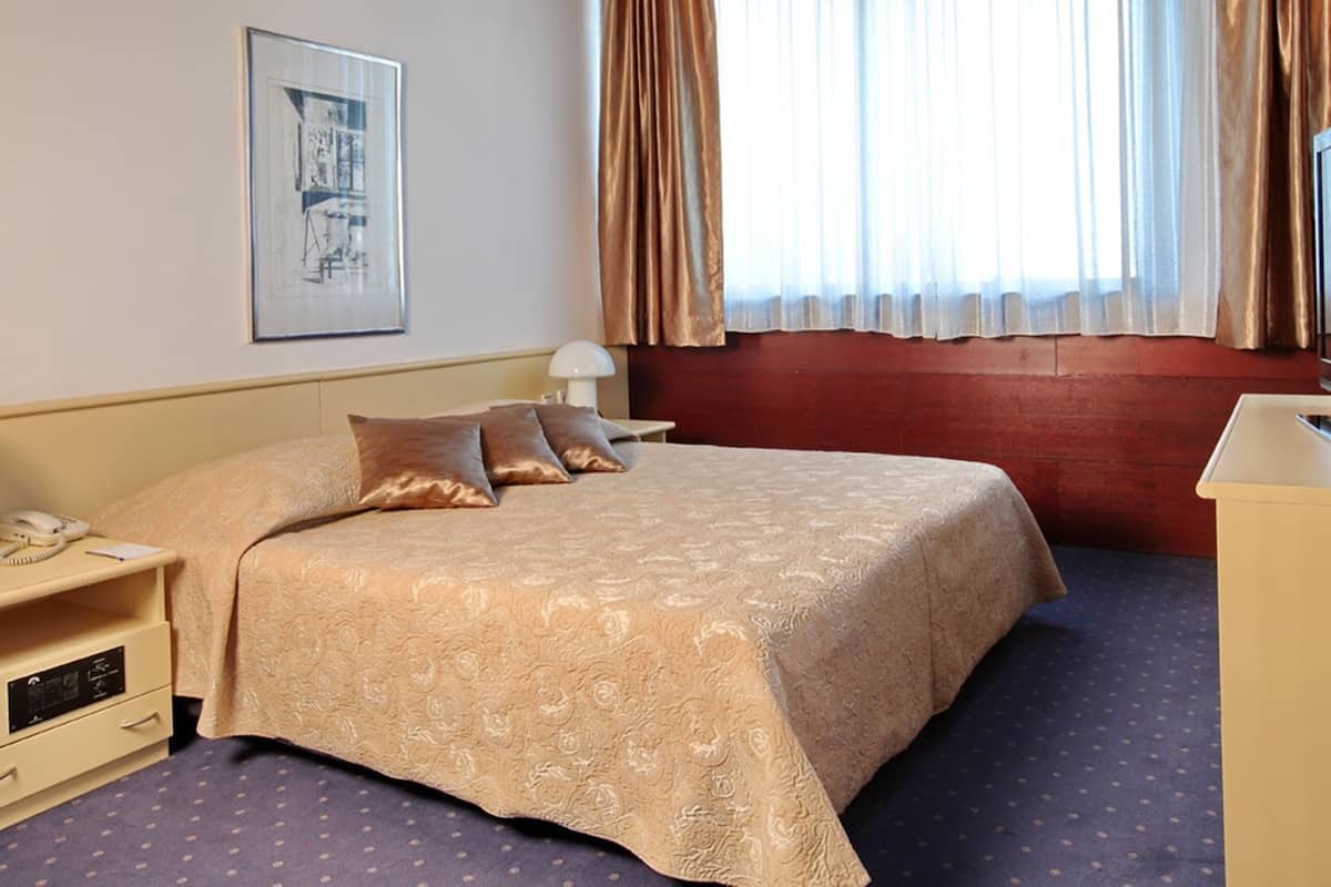 1 chambre, minibar, coffres-forts dans les chambres, bureau