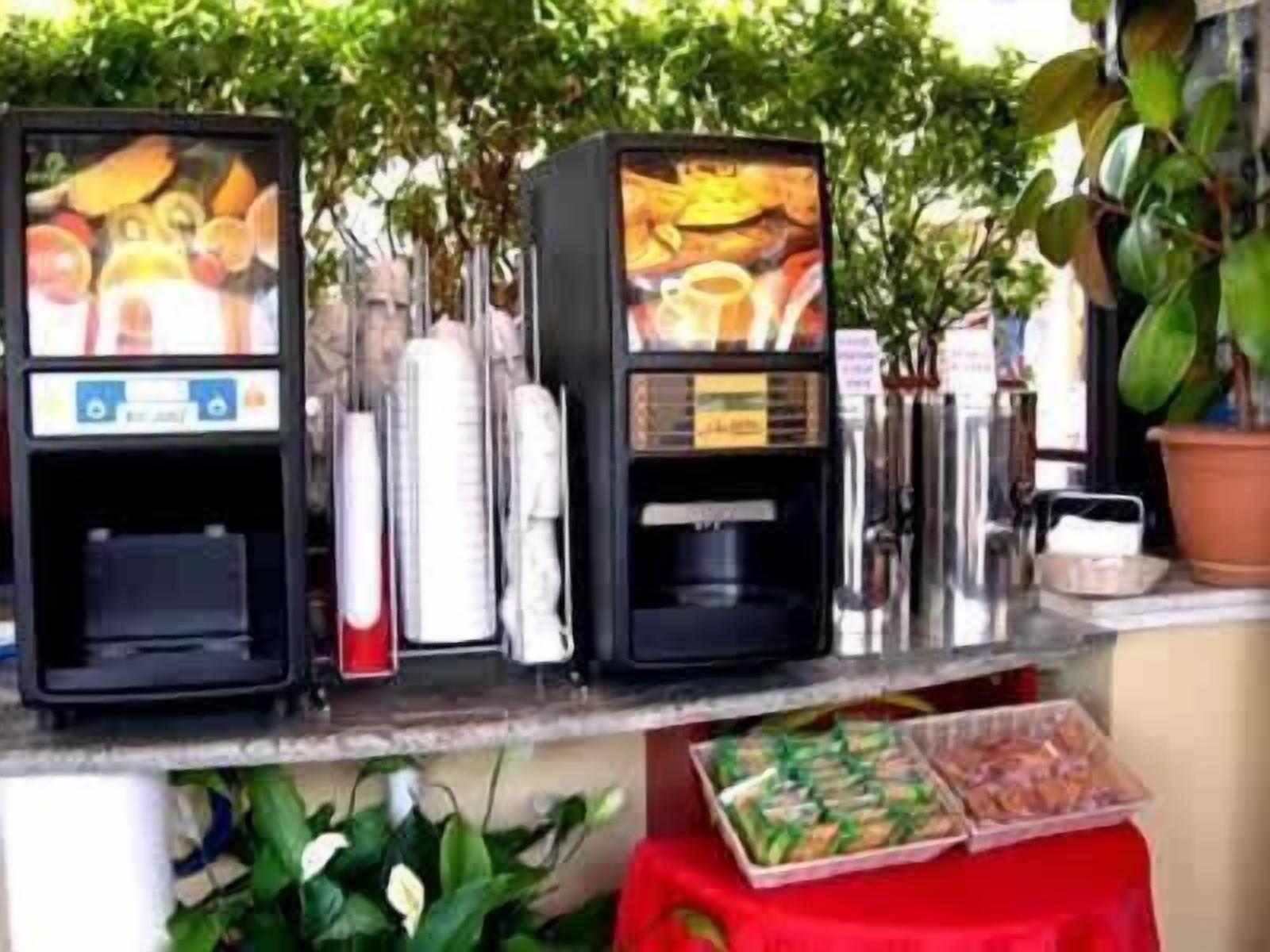 Máquina expendedora con diversos productos alimenticios.