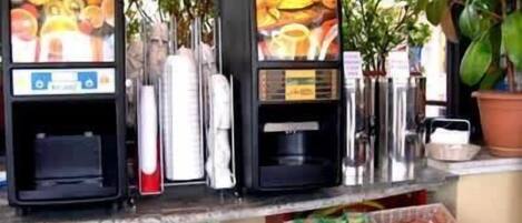 Máquina expendedora con diversos productos alimenticios.