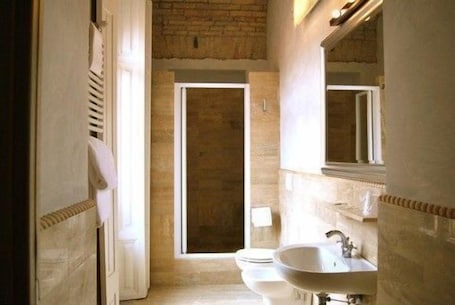 Shower, hair dryer, towels. Hotel Nardizzi Americana