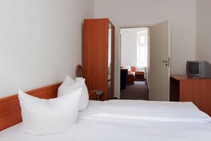 Quadruple Room | In-room safe, soundproofing, iron/ironing board, free WiFi