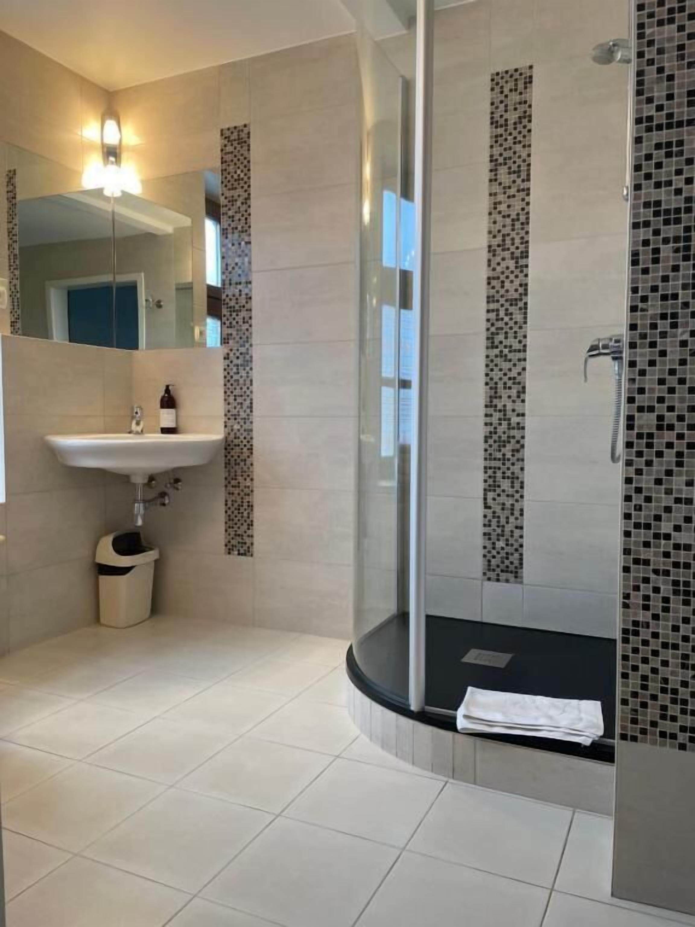 deluxe double room | bathroom | free toiletries, towels